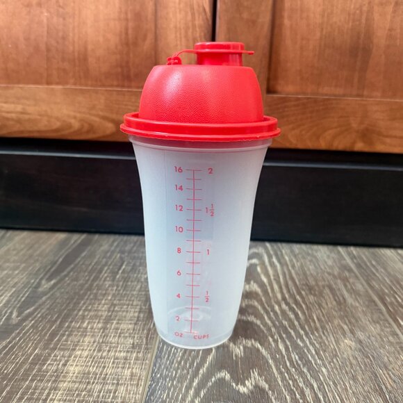 Tupperware Quick Shake Container with Insert - Picture 2 of 16